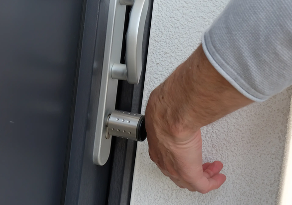 L'actionnement du cylindre de fermeture électronique WILKA fonctionne grâce à un implant de micropuce RFID, une puce transpondeur insérée dans la main.