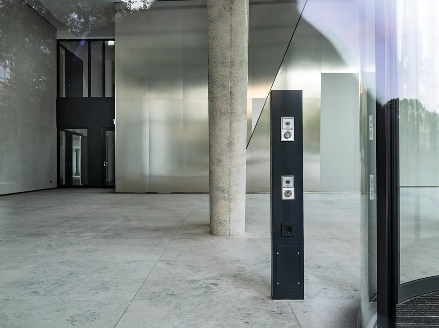 Vue intérieure du ONE PLAZA avec un hall d’entrée baigné de lumière.