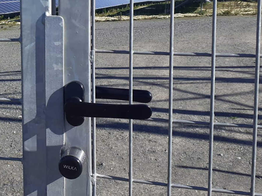 Vue détaillée du cylindre de fermeture électronique WILKA easy sur un portail métallique