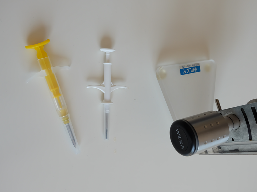 La micropuce de digiwell est implantée avec précision sous la peau.