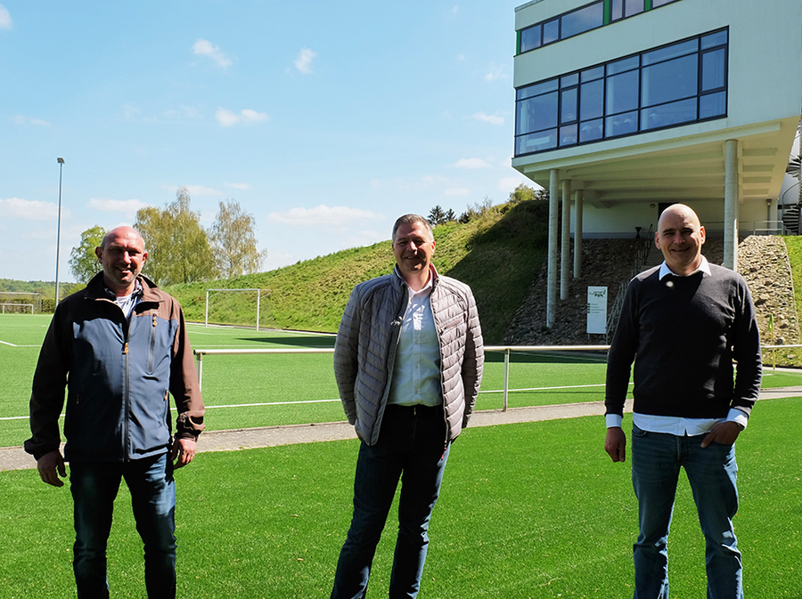 Jörg Ehlers, revendeur spécialisé WILKA, Marcel Beu de WILKA et Sebastian König, directeur commercial du Uwe Seeler Fußballpark, en pleine discussion sur place.
