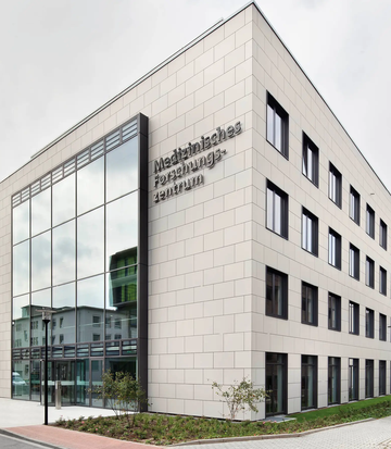 Contrôle d'accès sécurisé au centre de recherche de la clinique universitaire d'Essen Au centre de recherche de l'hôpital universitaire d'Essen, environ 450 employés ont accès au bâtiment, mais il est évident que tout le monde ne peut pas entrer partout. Les zones sensibles des laboratoires, par exemple, ne peuvent être pénétrées que par quelques personnes autorisées.