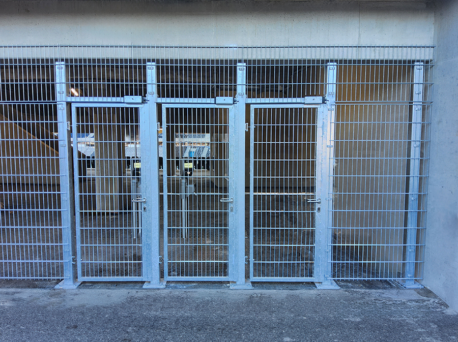 Les serrures équipées d'une fonction de porte de secours conforme à la norme DIN EN 1125 sont utilisées dans les portes d'accès au bloc visiteurs.