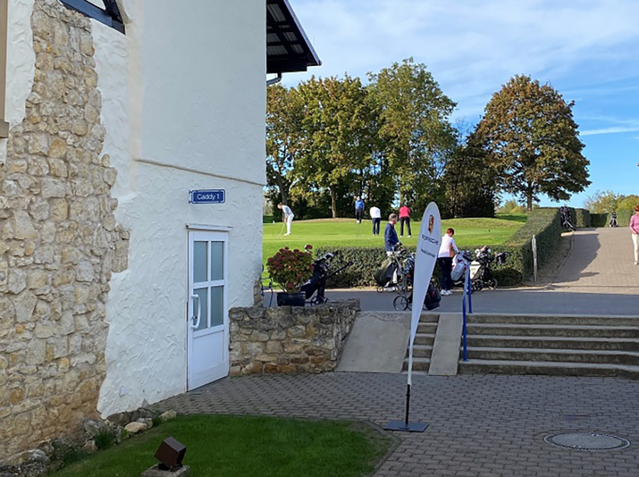 L'entrée latérale du Caddyhalle.