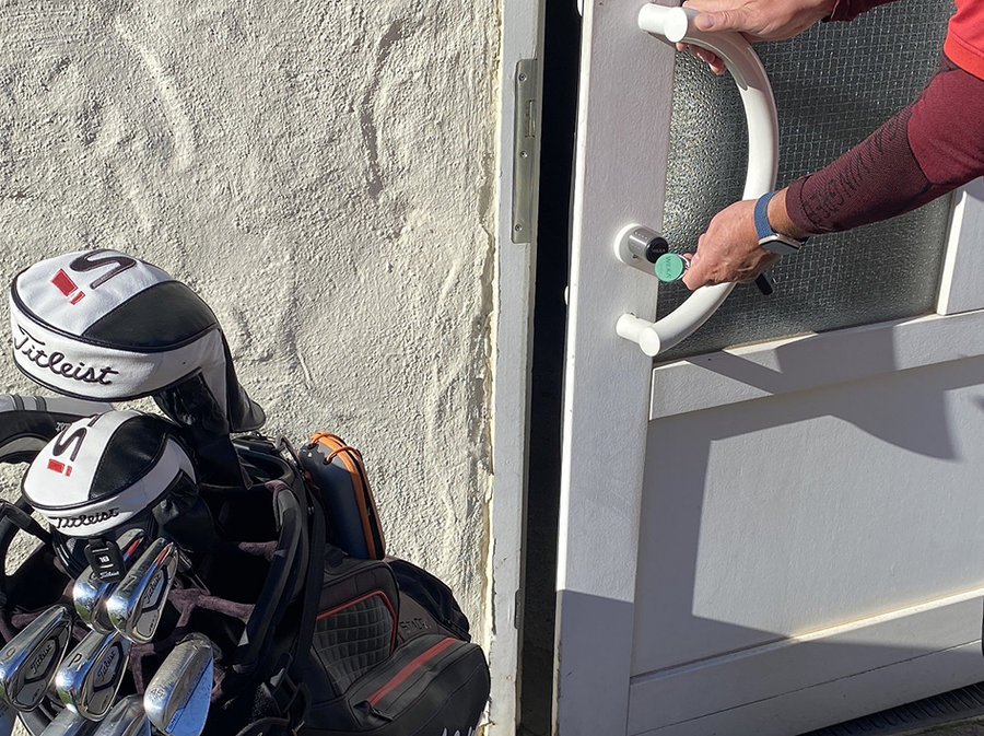 Les portes s'ouvrent à l'aide d'un transpondeur