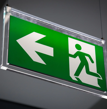 Les portes d'évacuation sont un élément essentiel des voies d'évacuation et de sauvetage qui doivent permettre la sortie d'un bâtiment en cas d'urgence ou, à défaut, l'accès à une zone sûre.