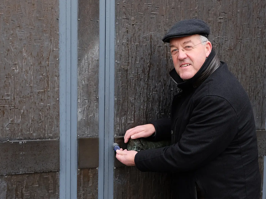 Le père Herbert Werth à l’entrée de l’église